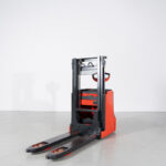 Stacker Elétrico Linde D08 Usado em bom estado