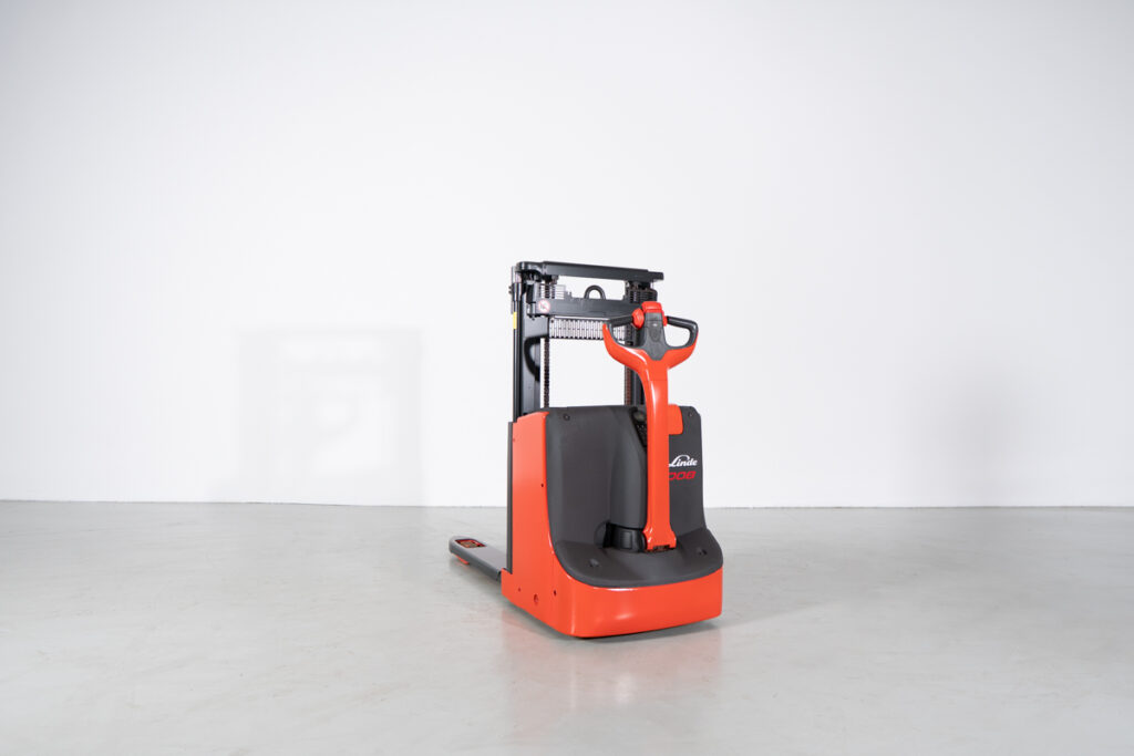 Stacker Elétrico Linde D08 Usado em bom estado