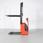 Stacker Elétrico Linde L10 Usado em bom estado