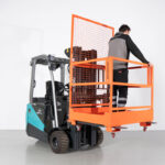 Cesto para empilhador com travas de segurança e capacidade de 300 kg para trabalhos em altura e uso industrial.