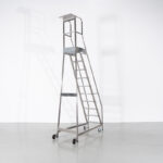 Escada manual em alumínio com capacidade de 150kg