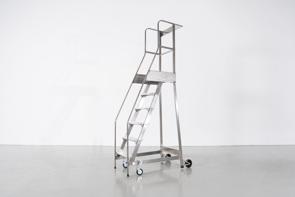 Escada manual em alumínio com capacidade de 150kg