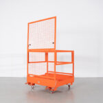 Cesto para empilhador com travas de segurança e capacidade de 300 kg para trabalhos em altura e uso industrial.