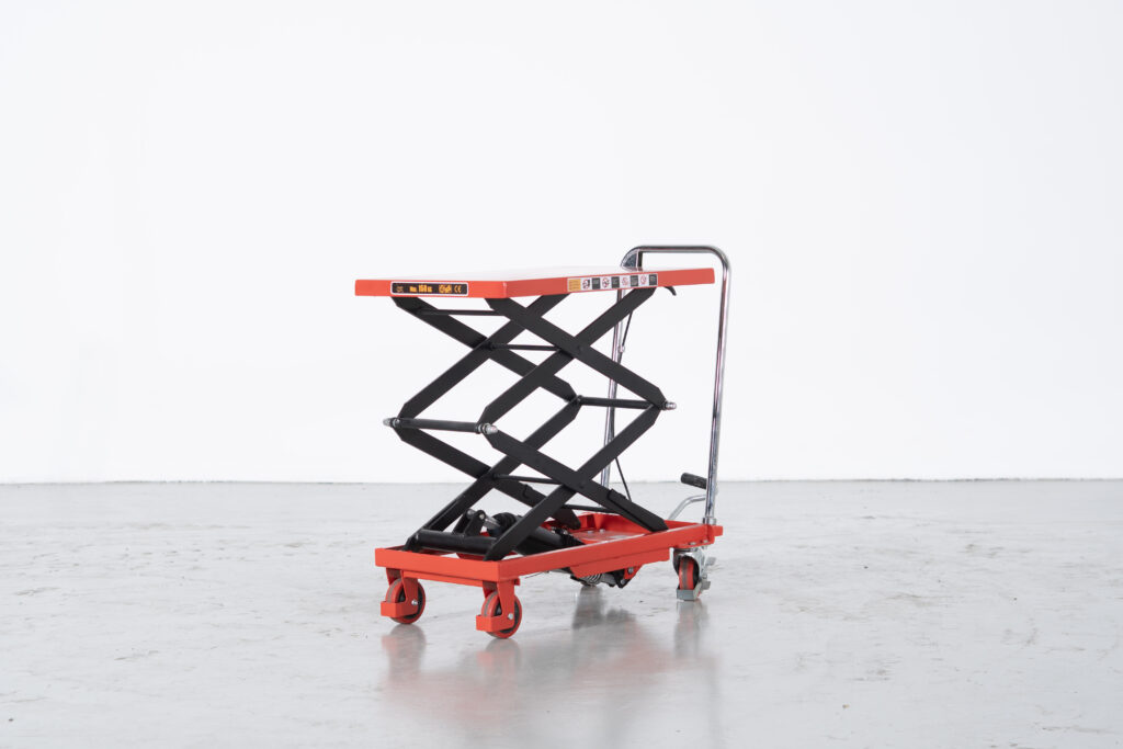 Mesa elevatória manual TFD150A de 150 kg com plataforma elevatória em tesoura.