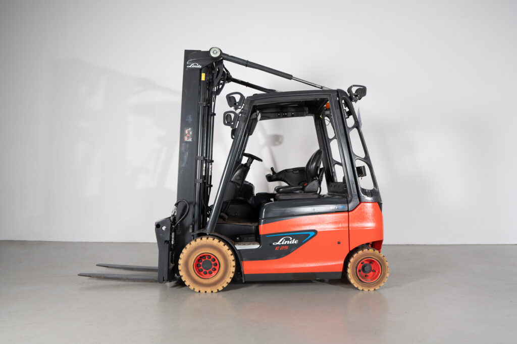 Empilhador Elétrico Usado E25-01 com capacidade de 2500kg