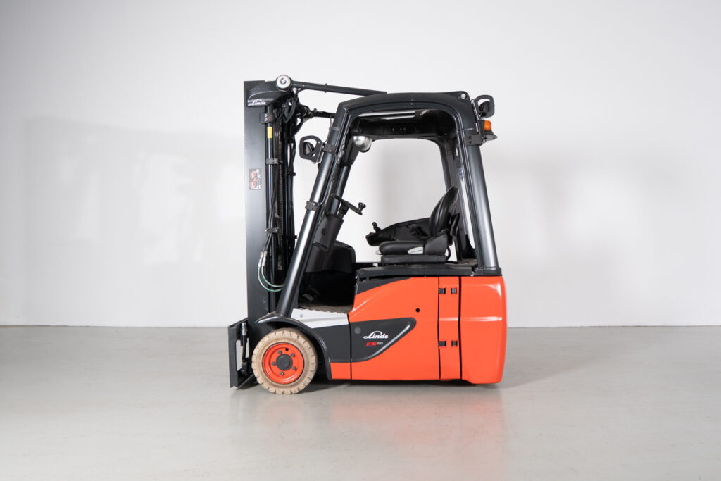 Empilhador Elétrico Usado Linde E16C-02 com capacidade de 1600kg