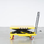 Mesa elevatória em tesoura LTX150X com elevada capacidade de carga, estabilidade e eficiência para ambientes industriais. Ideal para logística, produção e manutenção.