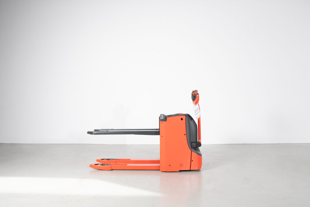 Porta-paletes elétrico usado Linde T16L 1600 kg.