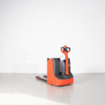Porta-paletes elétrico usado Linde T16L 1600 kg.