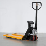 Porta-paletes com balança HPT25WE 2500 kg com impressora de etiquetas e rodas de nylon.