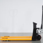 Porta-paletes com balança HPT25WE 2500 kg com impressora de etiquetas e rodas de nylon.