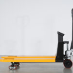 Porta-paletes com balança HPT25WE 2500 kg com impressora de etiquetas e rodas de nylon.