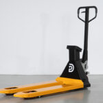 Porta-paletes com balança HPT25WE 2500 kg com impressora de etiquetas e rodas de nylon.