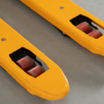 Porta-paletes com balança HPT25WE 2500 kg com impressora de etiquetas e rodas de nylon.