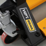 Porta-paletes com balança HPT25WE 2500 kg com impressora de etiquetas e rodas de nylon.