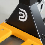 Porta-paletes com balança HPT25WE 2500 kg com impressora de etiquetas e rodas de nylon.