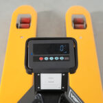 Porta-paletes com balança HPT25WE 2500 kg com impressora de etiquetas e rodas de nylon.