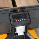 Porta-paletes com balança HPT25WE 2500 kg com impressora de etiquetas e rodas de nylon.