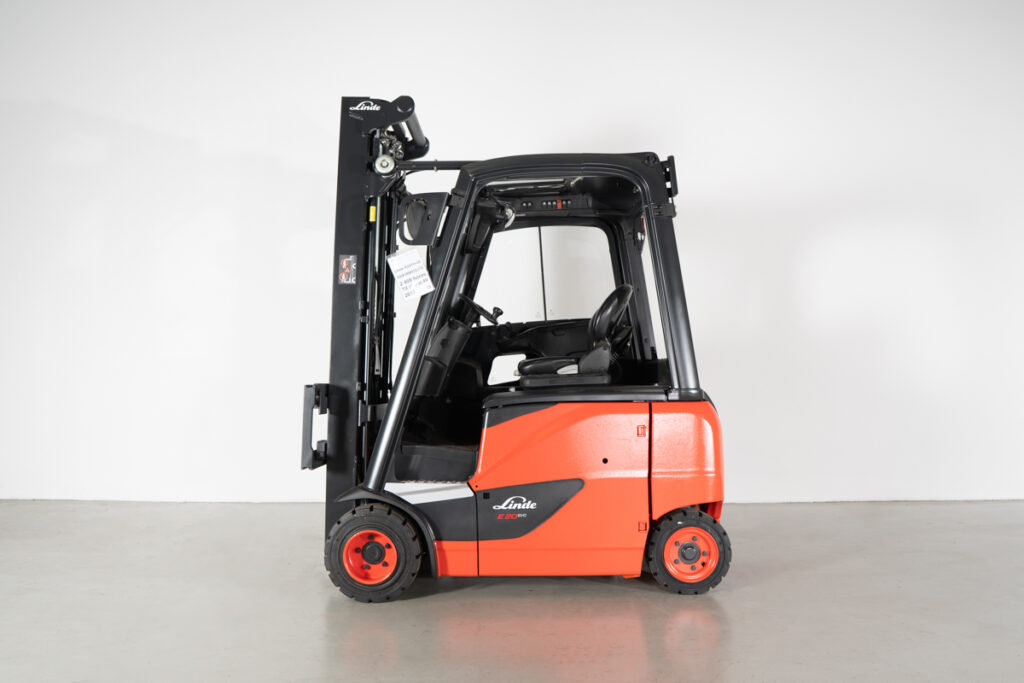 Empilhador Elétrico Usado Linde E20PH-02 com capacidade de 2000kg.