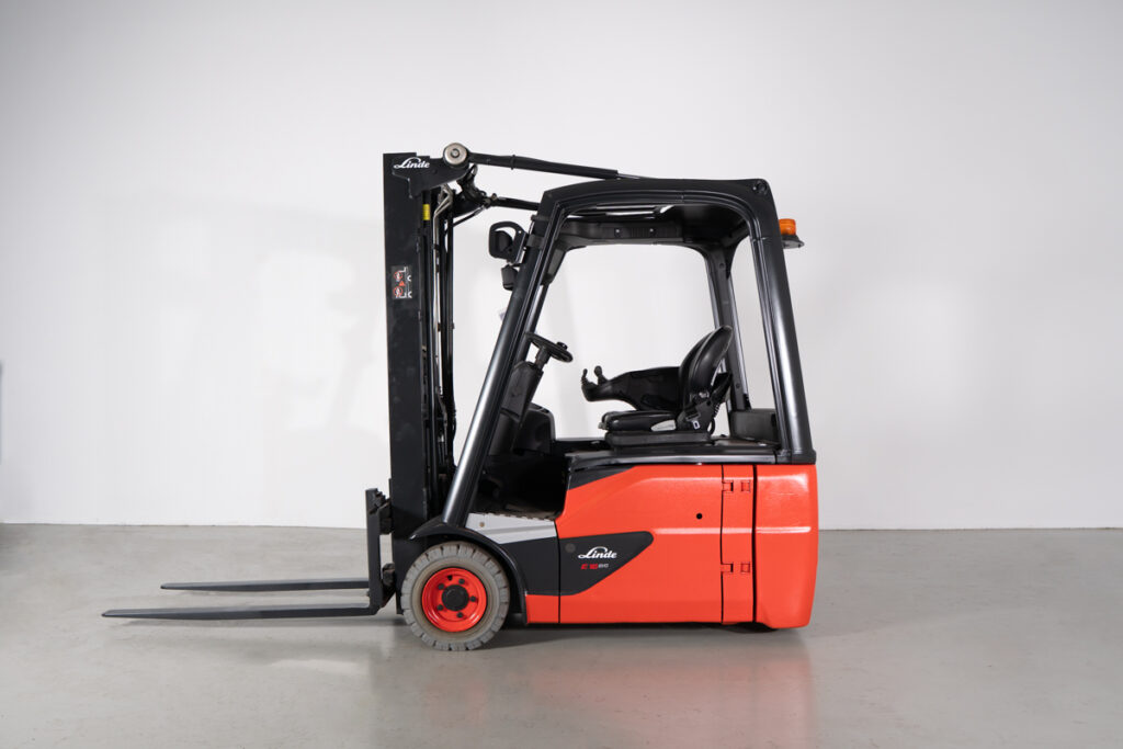 Empilhador Elétrico Usado Linde E16-02 com capacidade de 1600kg.