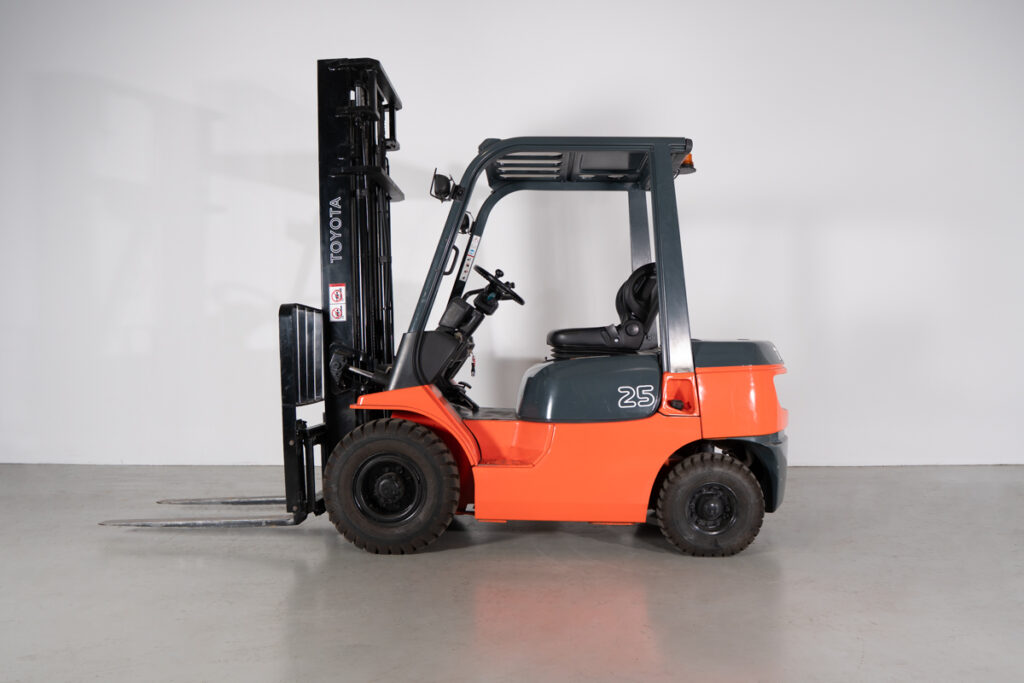 Empilhador Toyota 7FDF25 (2500 kg) em excelente estado pronto para entrega