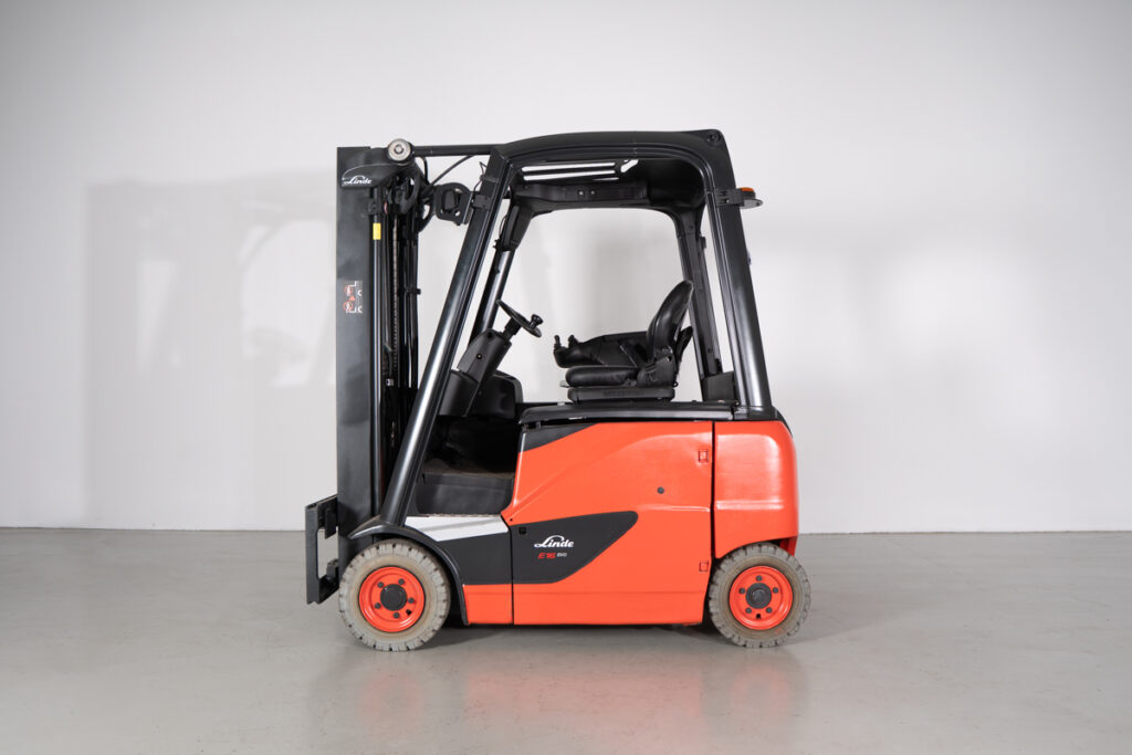 Empilhador Elétrico Usado Linde E16PH-02 com capacidade de 1600kg