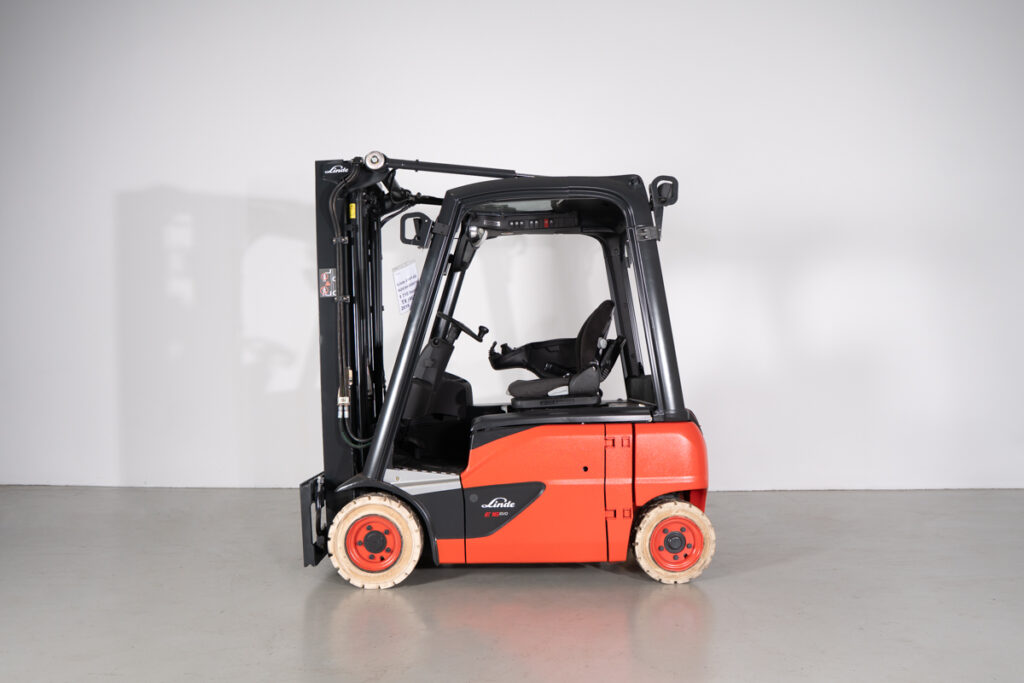 Empilhador Elétrico Usado Linde E16P-02 com capacidade de 1600kg