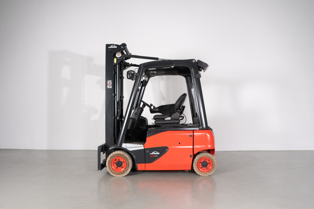 Empilhador Elétrico Usado Linde E16P-02 com capacidade de 1600kg