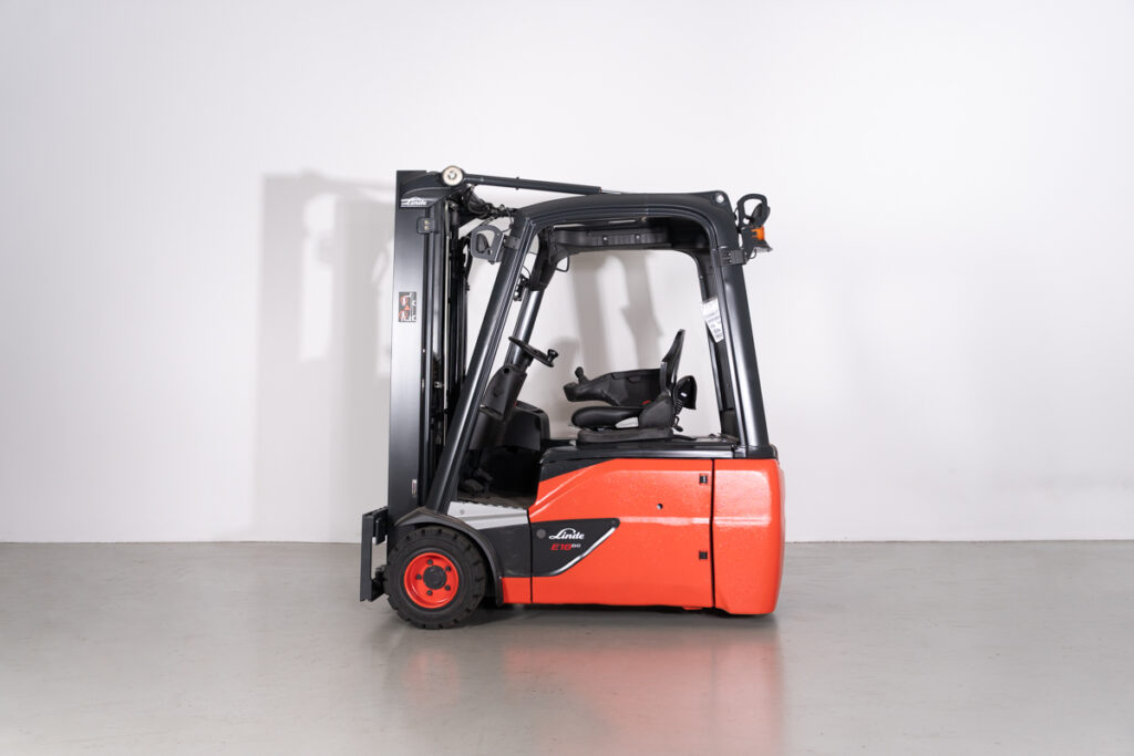 Empilhador Elétrico Usado E18-02 com capacidade de 1800 kg