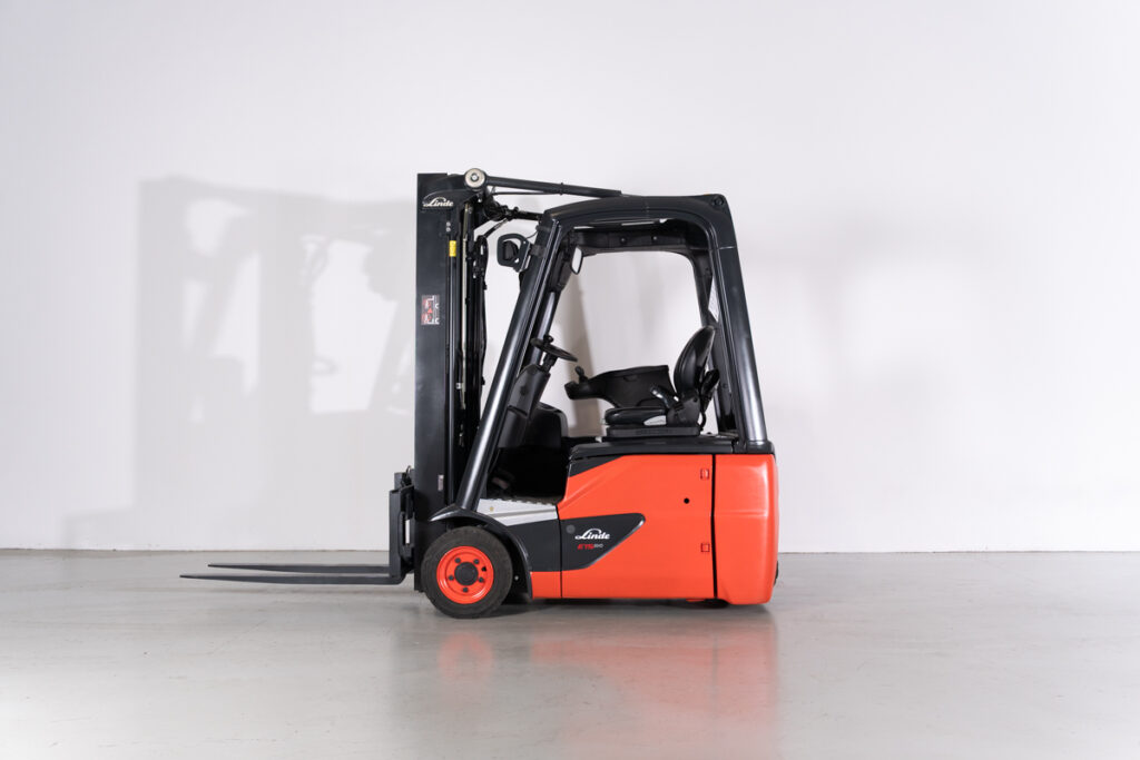Empilhador Elétrico Usado E15-02 com capacidade de 1500 kg