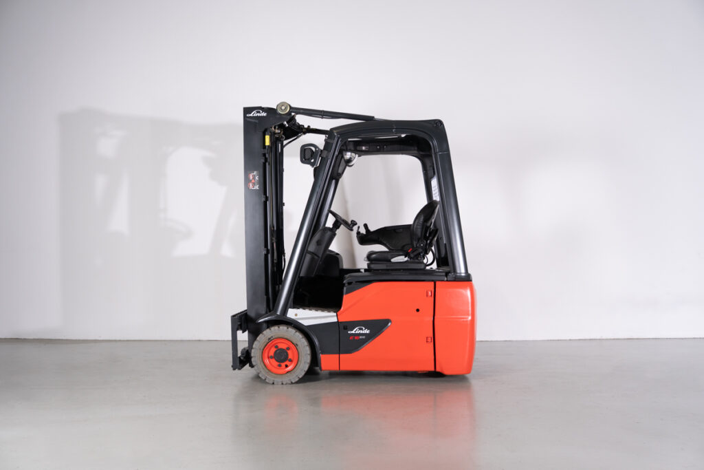 Empilhador Elétrico Usado E16C-02 com capacidade de 1600 kg