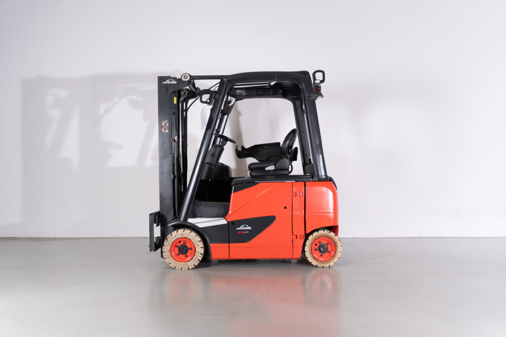 Empilhador Elétrico Usado E16PH-02 com capacidade de 1600 kg