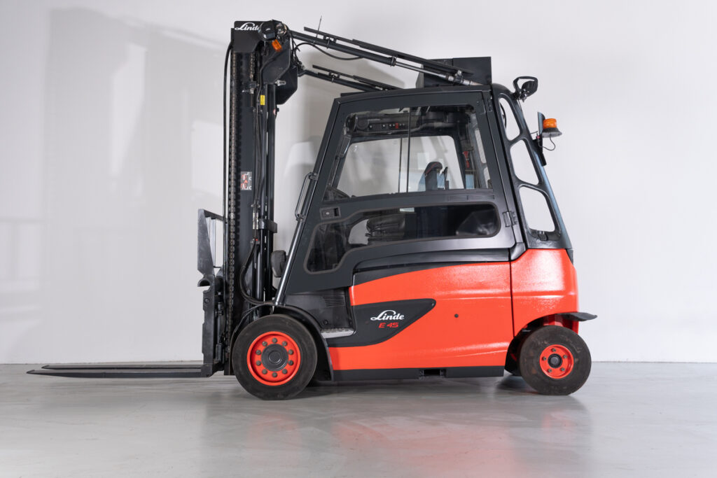 Empilhador Elétrico Usado E45HL-01 com capacidade de 4500 kg