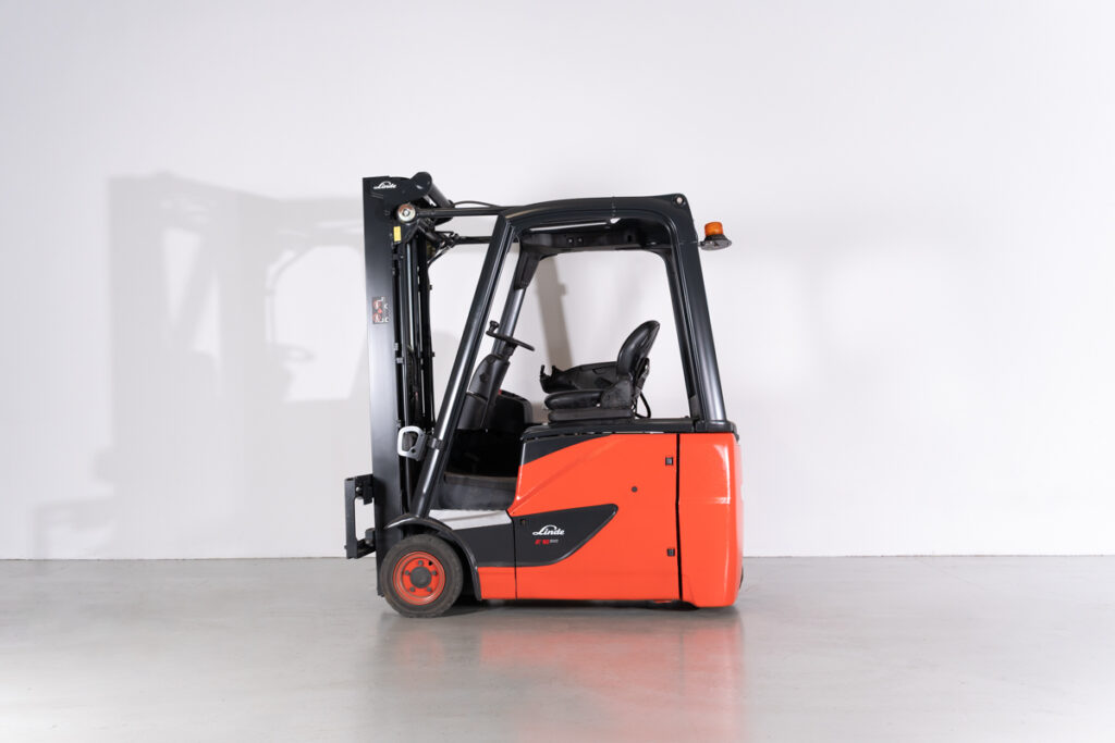 Empilhador Elétrico Usado E16H-02 com capacidade de 1600 kg