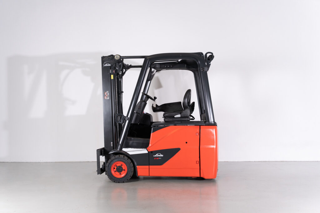 Empilhador Elétrico Usado E16H-02 com capacidade de 1600 kg