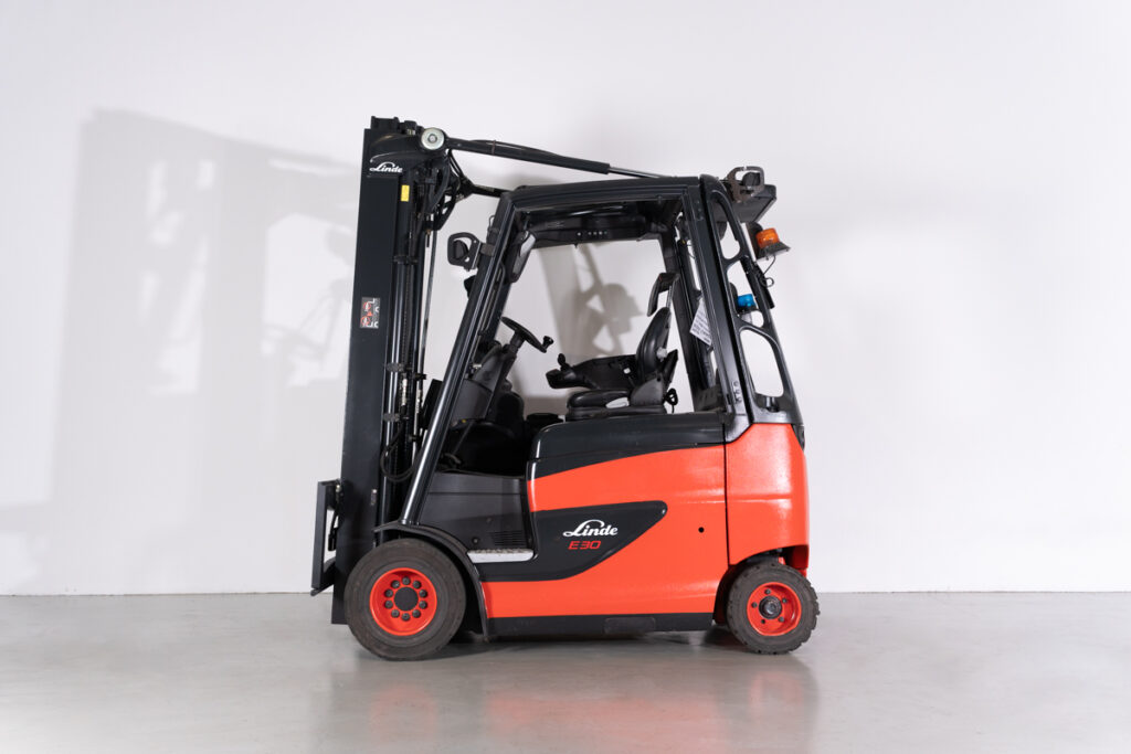 Empilhador Elétrico Usado E30H-01 com capacidade de 3000 kg