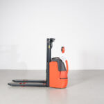 Stacker Elétrico Linde L12 Usado em bom estado