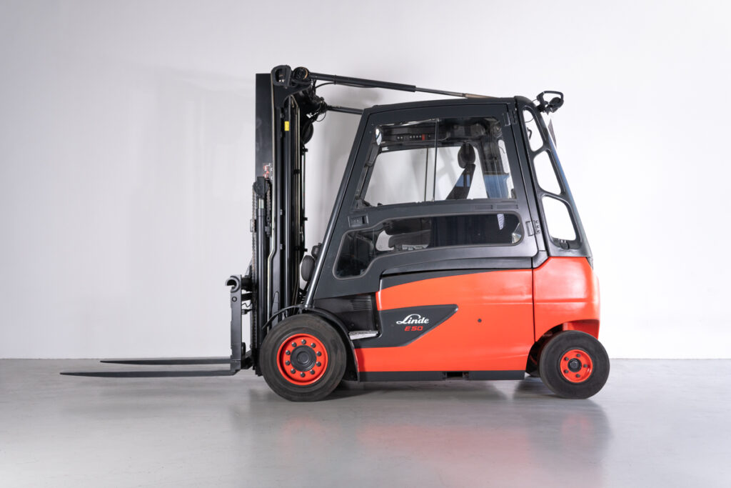 Empilhador Elétrico Usado E50HL-01/600 com capacidade de 5000 kg