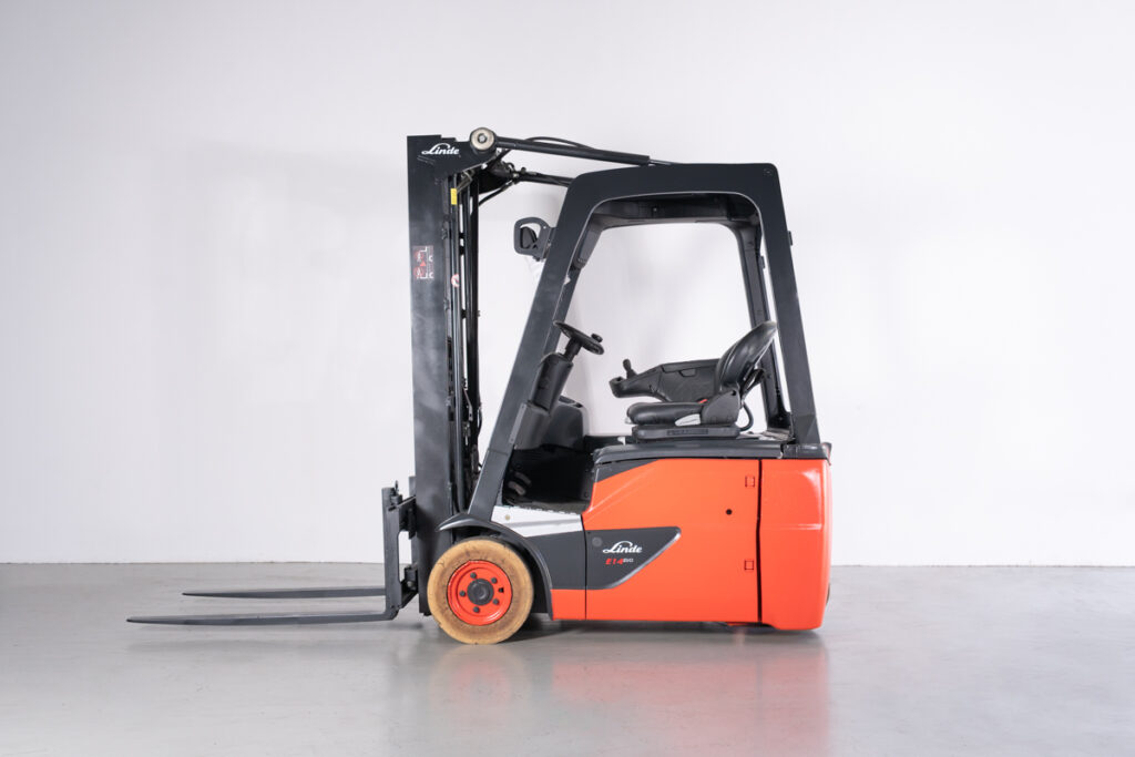 Empilhador Elétrico Usado E14-02 com capacidade de 1400 kg