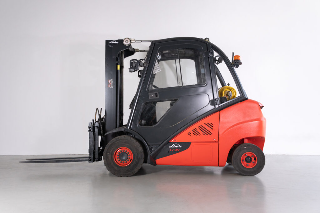 Empilhador a gás Usado Linde H30CNG com capacidade de 3000kg