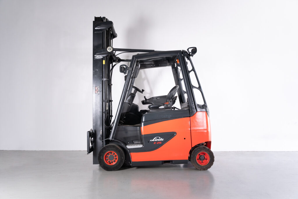 Empilhador Elétrico Usado E25H-01/600 com capacidade de 2500 kg