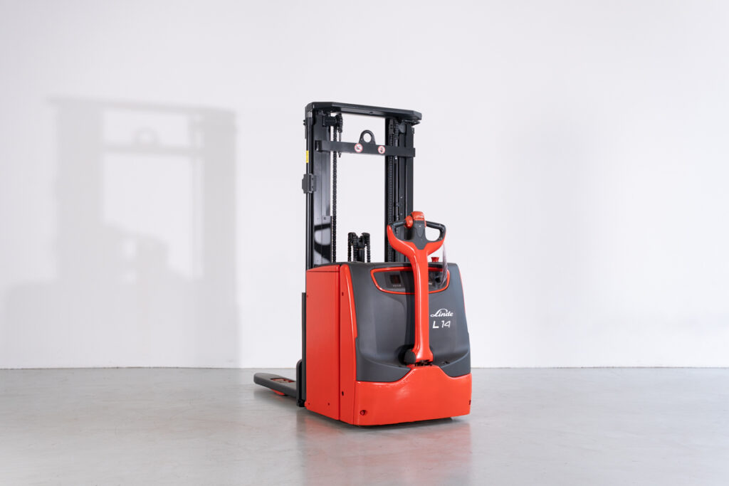 Stacker Elétrico Linde L14 Usado em bom estado