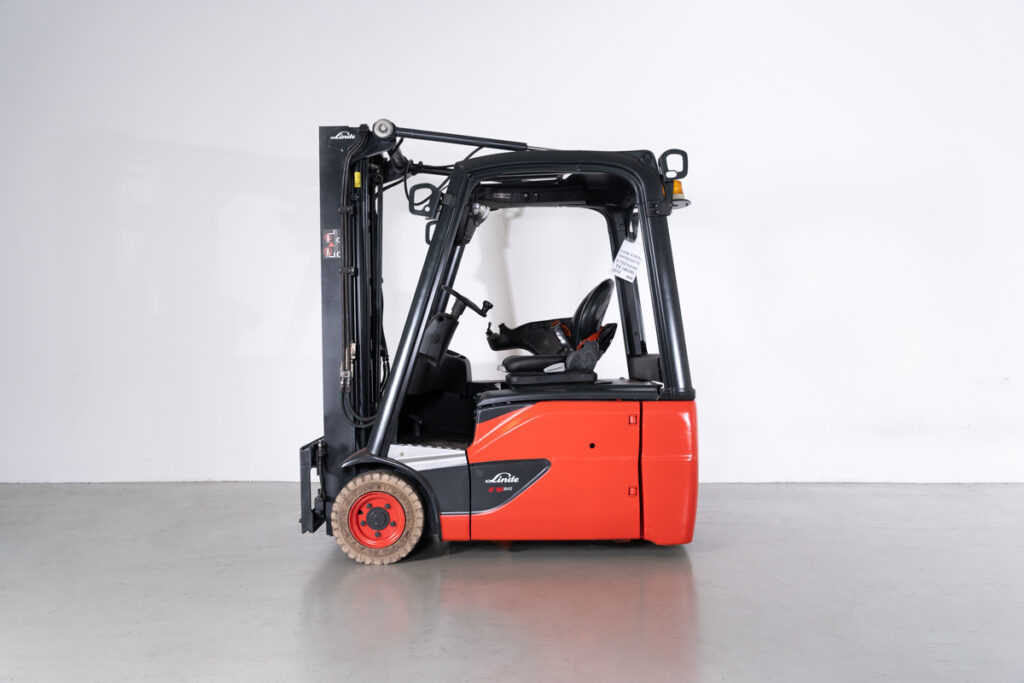 Empilhador Elétrico Usado E16-02 com capacidade de 1600 kg