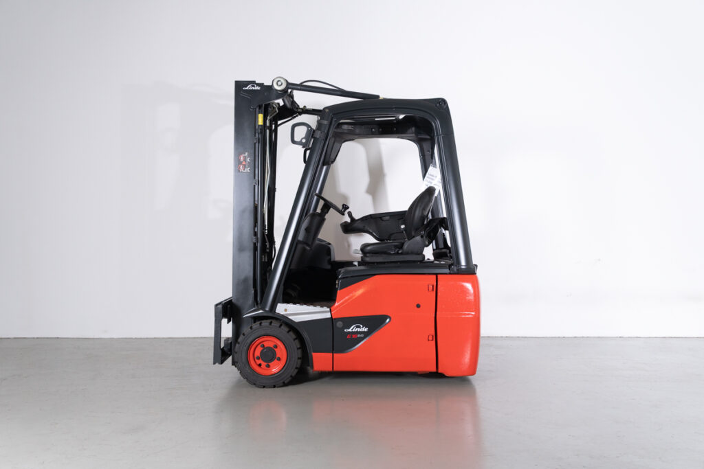 Empilhador Elétrico Usado E16C-02 com capacidade de 1600 kg