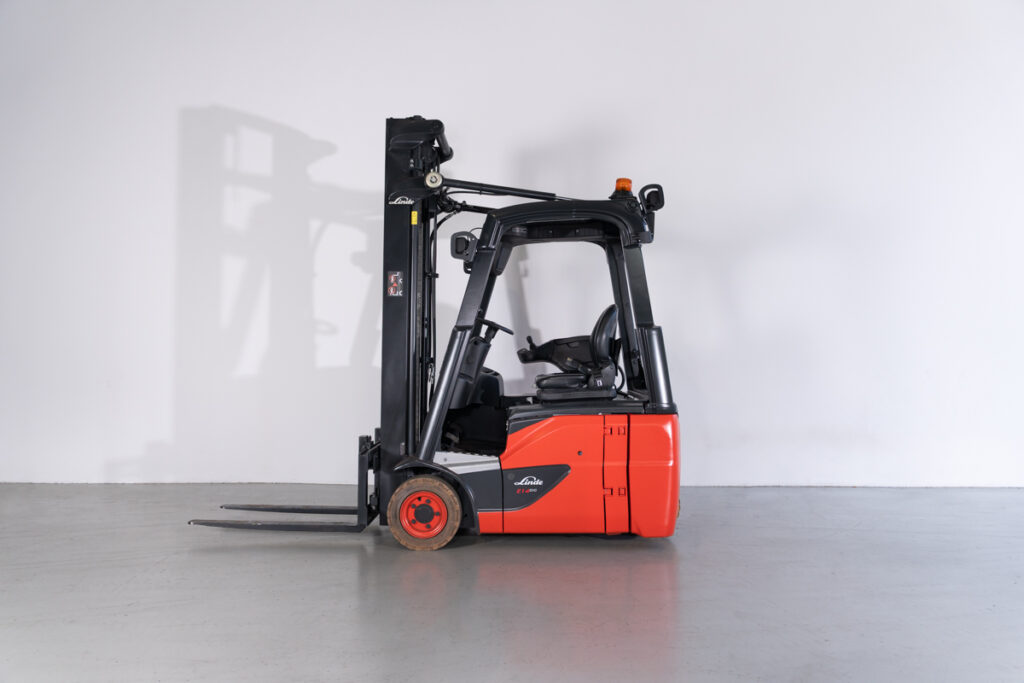 Empilhador Elétrico Usado E14-02 com capacidade de 1400 kg