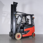 Empilhador Elétrico Usado E25H-01/600 com capacidade de 2500 kg