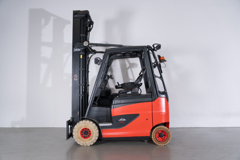 Empilhador Elétrico Usado E25H-01/600 com capacidade de 2500 kg