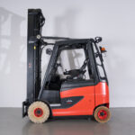 Empilhador Elétrico Usado E25H-01/600 com capacidade de 2500 kg