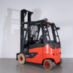 Empilhador Elétrico Usado E25H-01/600 com capacidade de 2500 kg