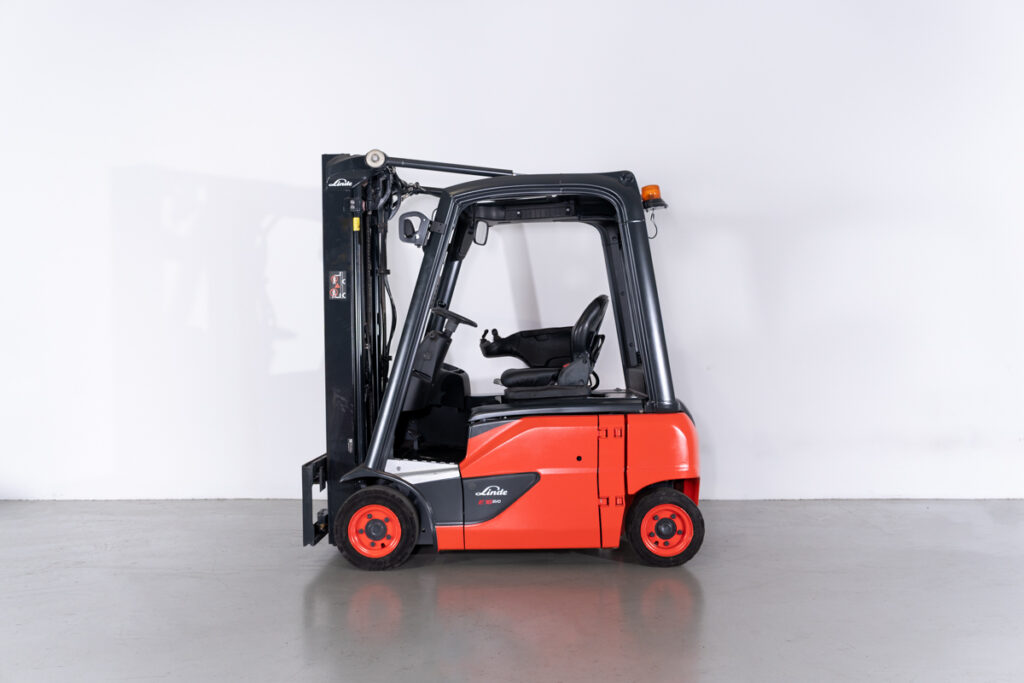 Empilhador Elétrico Usado E16P-02 com capacidade de 1600 kg